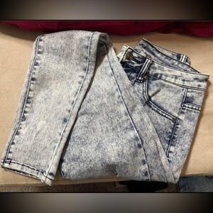 size 2, delia’s white wash jeans